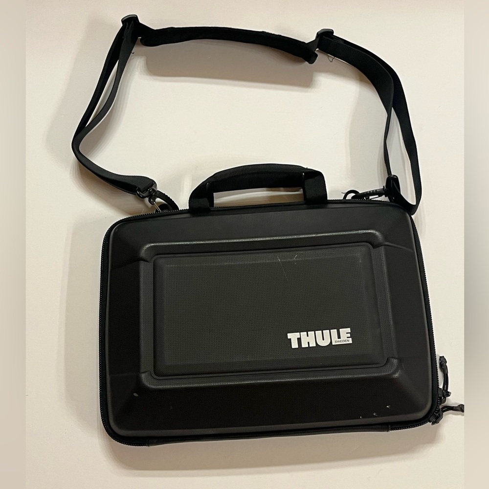 Thule Gauntlet Laptop Sleeve Laptop Case w/ Carrying Strap